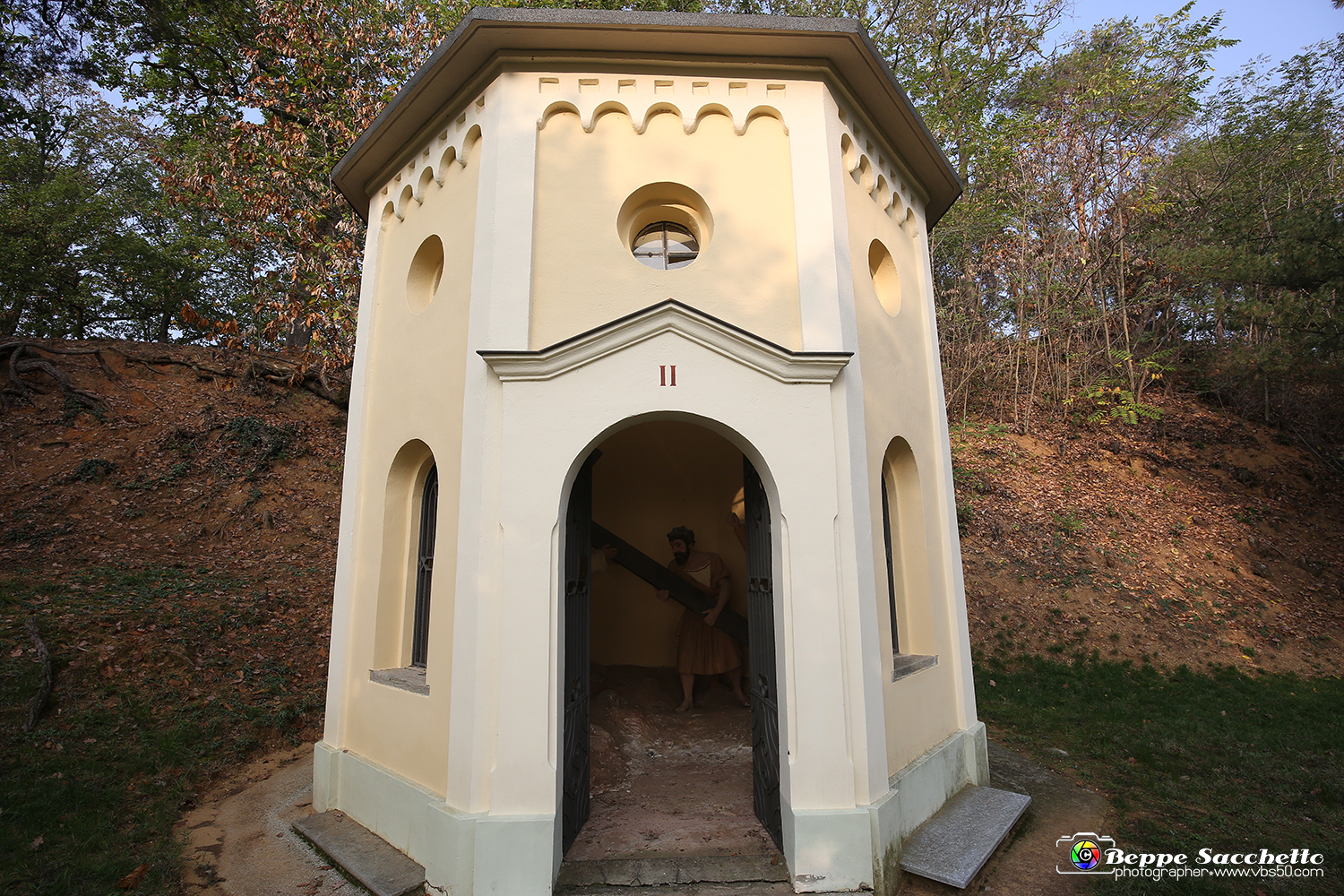 VBS_6610 - I Piloni della Via Crucis del Sacro Monte di Montà d'Alba.jpg